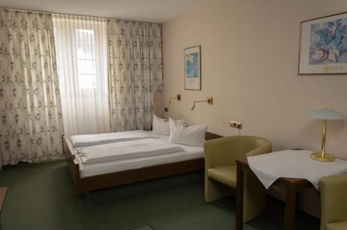 A bed or beds in a room at Hotel Rheingraf