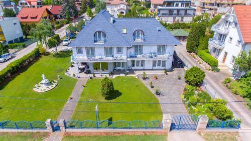 uma vista aérea de uma casa em Margret Haus em Balatonfüred