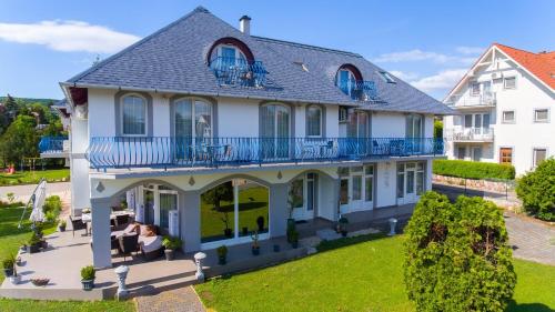 uma vista aérea de uma grande casa branca com varandas azuis em Margret Haus em Balatonfüred