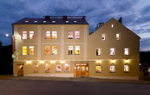 um grande edifício com janelas iluminadas à noite em Wellness Hotel Kocanda em Děčín