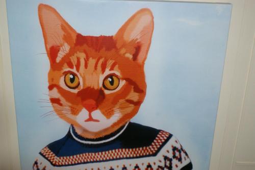 una pintura de un gato con un suéter en 10to12 Folkestone, en Folkestone