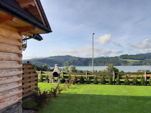 einen Garten mit Seeblick in der Unterkunft Domki Pasja II 2,5 km do wyciągu naciarskiego Czorsztyn Ski in Kluszkowce