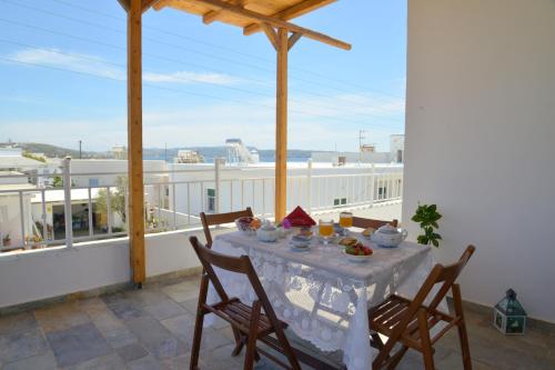 Rõdu või terrass majutusasutuses Esperos Seaside Suite in Adamas, Milos