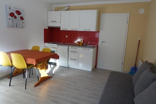 Ett kök eller pentry på Apartments Kaninska Vas