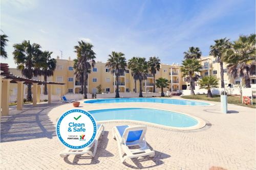 Bazén v ubytování Praia da Lota Resort – Beachfront Apartments nebo v jeho okolí