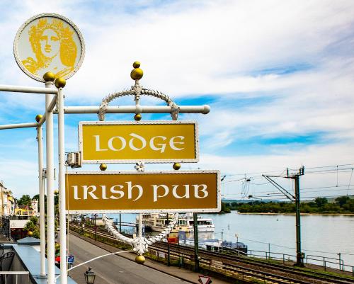 un cartello per un pub vicino al fiume di Hajo´s Germania Lodge & Irish Pub a Rüdesheim am Rhein