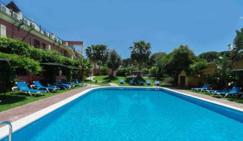 una piscina di fronte a un edificio di Hotel Pinomar a El Puerto de Santa María