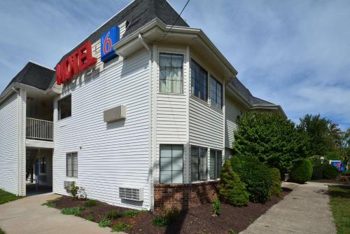 a white building with a hotel sign on it at Motel 6-Wethersfield, CT - Hartford in Wethersfield