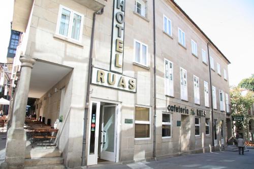 un edificio con un cartel en el costado en Hotel Restaurante Rúas, en Pontevedra