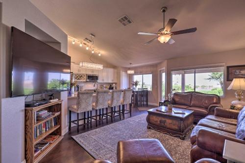 אזור ישיבה ב-Henderson Home with Pool and Mountain, Strip Views!