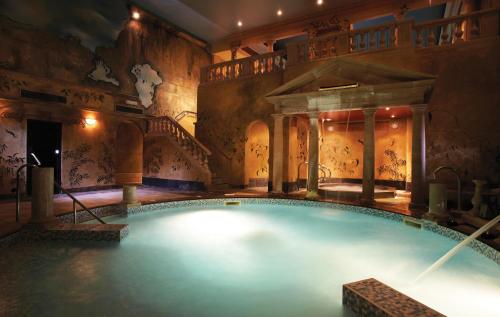 Baseinas apgyvendinimo įstaigoje Rowhill Grange Hotel & Utopia Spa arba netoliese