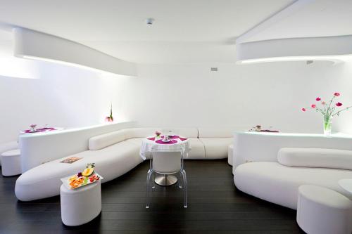 A seating area at Absoluto Design Hotel