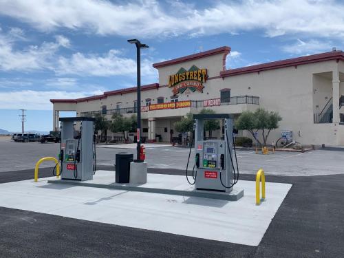 un distributore di benzina con due pompe di fronte a un edificio di Longstreet Inn & Casino ad Amargosa Valley