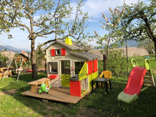 ein Spielhaus mit Rutsche und Spielplatz in der Unterkunft Garden Apartments Maria in Bled