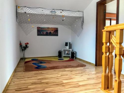 una sala de estar con un aro de baloncesto en el techo en Villa Bianca, en Balchik