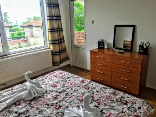 1 dormitorio con tocador y 1 cama con espejo en Villa Bianca, en Balchik