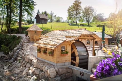 En hage utenfor Gästehaus der Geroldsauer Mühle