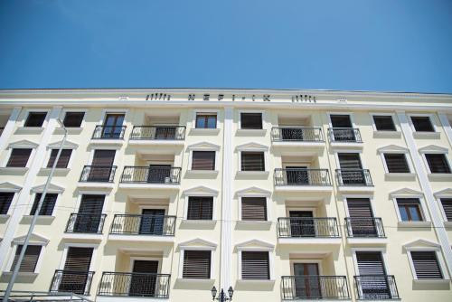 een gevel van een gebouw met ramen en balkons bij All Seasons Apartments in Ohrid