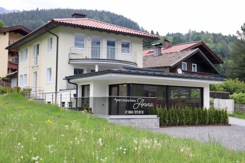 ein großes weißes Haus auf einem Hügel in der Unterkunft Appartementhaus Anna in Leogang