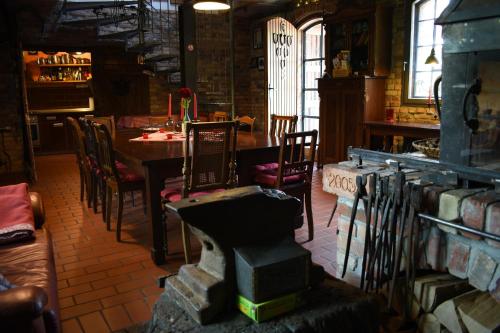 comedor con mesa y sillas en Ferienhaus Alte Schmiede, en Erfurt