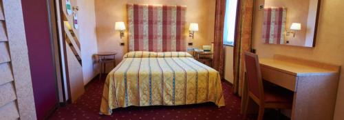 a bedroom with a bed in a hotel room at Hotel Atlantic in Arona