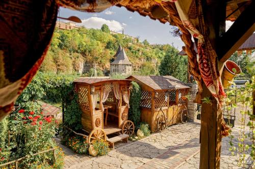 un gazebo nel mezzo di un giardino di Bilya Richky Hotel a Kam"janec'-Podil's'kyj