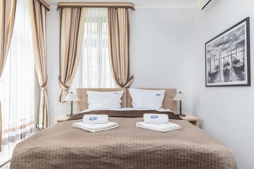 um quarto com uma cama grande com duas toalhas em Villa Baltic Dream em Międzyzdroje