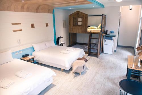 - une chambre avec 2 lits et des lits superposés dans l'établissement Happy Wing Guesthouse, à Hualien