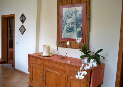 Vestidor de madera en una habitación con una foto en la pared en Casa Familiar y Acogedora, en Sa Pobla