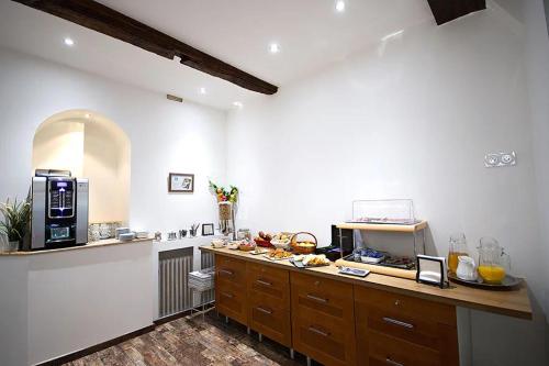 a kitchen with a counter top with a microwave at Hôtel Le Chambellan in Dijon