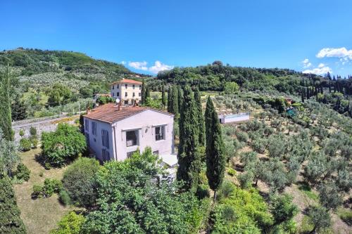 una vista aerea di una casa su una collina di Villa Maona - con piscina tra Firenze e Pisa a Montecatini Terme