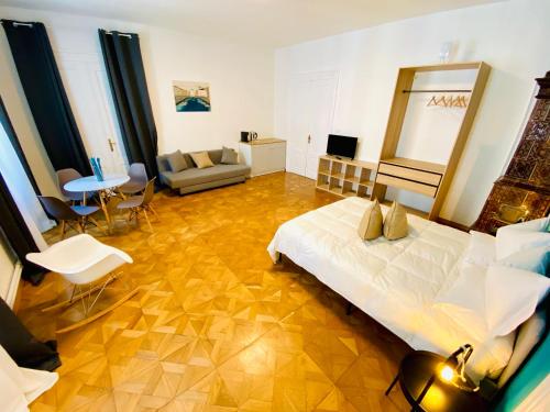 um quarto com uma cama e uma sala de estar em Crops City Stay em Trieste