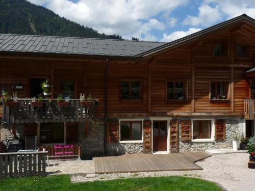 Blockhaus mit Terrasse und Balkon in der Unterkunft "NAMASTE" Chambre zen au calme in Saint-Jean-dʼAulps