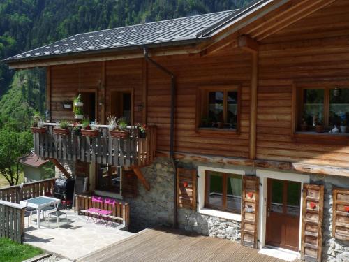 Blockhaus mit Terrasse in der Unterkunft "NAMASTE" Chambre zen au calme in Saint-Jean-dʼAulps