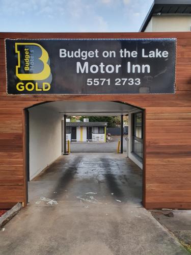 Un edificio con un cartello che leggeva sul Lake Motor Inn di Budget on the Lake a Hamilton