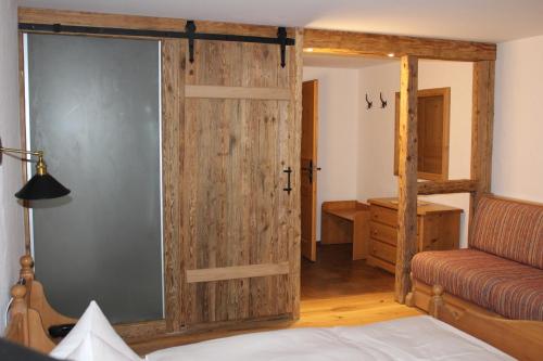 eine Schiebetür in einem Schlafzimmer mit einem Bett in der Unterkunft Gasthof Ochsenwirt in Oberaudorf