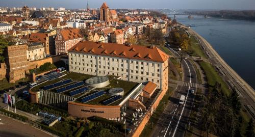 eine Luftansicht eines Gebäudes mit Sonnenkollektoren in der Unterkunft Hotel Bulwar in Toruń