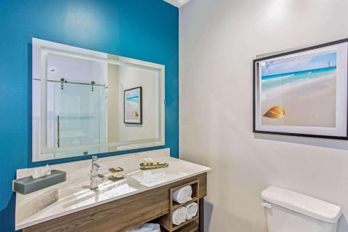 Ein Badezimmer in der Unterkunft La Quinta Inn & Suites by Wyndham Miramar Beach-Destin