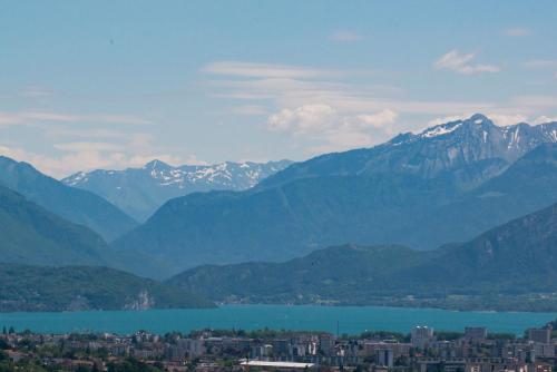 LA Villa Du Lac في أنِسي: اطلالة على مدينة وبحيرة وجبال