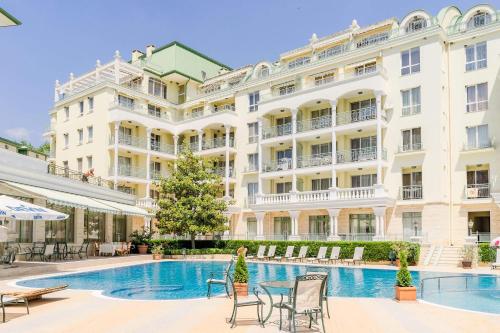 Басейн в ApartComplex Splendid або поблизу