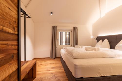 een slaapkamer met een groot bed en een raam bij Innerbachlerhof - Laugen in Postal