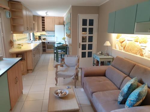 מטבח או מטבחון ב-Deluxe Apartment near the Airport Adults Only