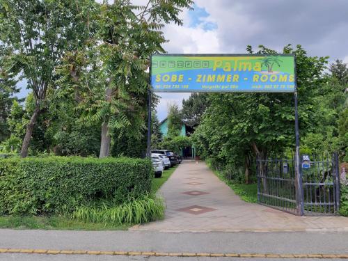 ein Straßenschild für einen Parkplatz mit Bürgersteig in der Unterkunft Vila Palma Palic in Palić