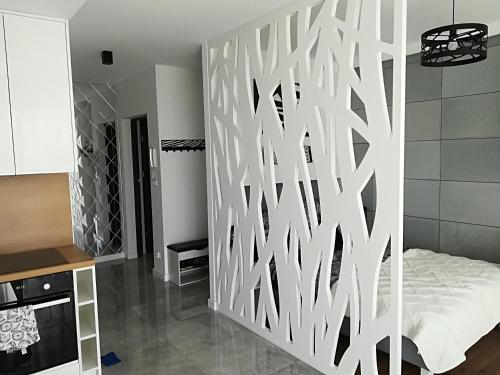 een kamer met een witte muur en een bed bij Apartament Wrocław Centrum Dorzecze Legnickiej in Wrocław