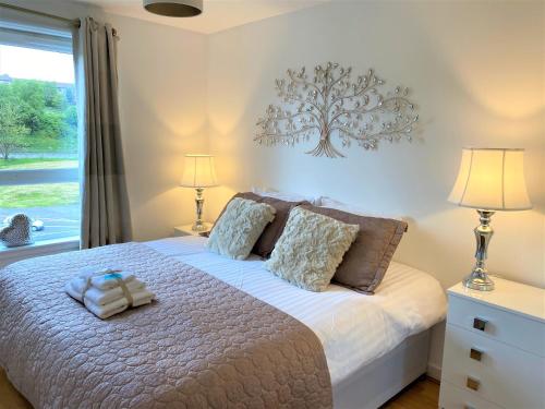 una camera da letto con un letto e asciugamani di Firpark City Apartment - 2 Bedrooms a Glasgow