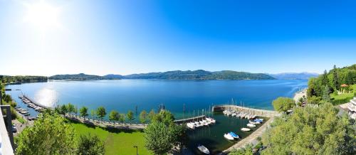 Blick auf einen See mit Booten im Wasser in der Unterkunft Hotel Europa in Ispra