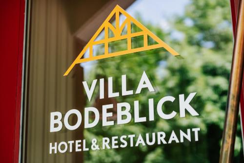 um sinal para um hotel e restaurante em Hotel Villa Bodeblick em Schierke