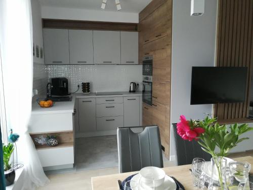 A cozinha ou cozinha compacta de Apartament Zielone Wzgórze