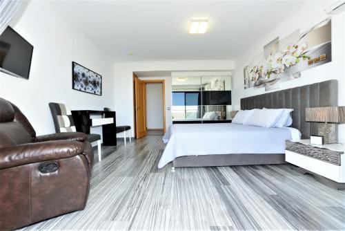 Cama ou camas em um quarto em Exclusive Luxury Apartments in Oceano Atlantico Complex