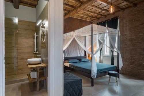 Un pat sau paturi într-o cameră la Le Boutique Luxury Rooms